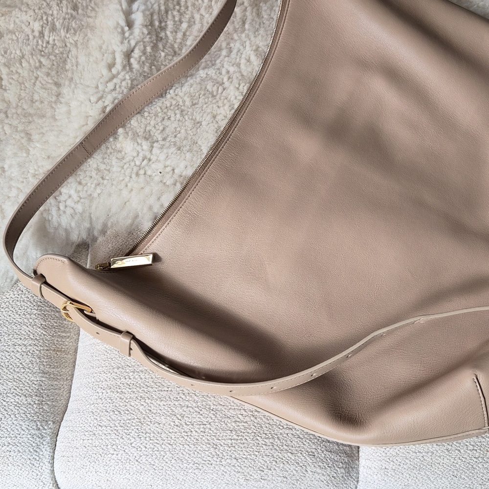 The ROW rare N/S Izzy in Lambskin Lux Neutral - Picture 3 of 8